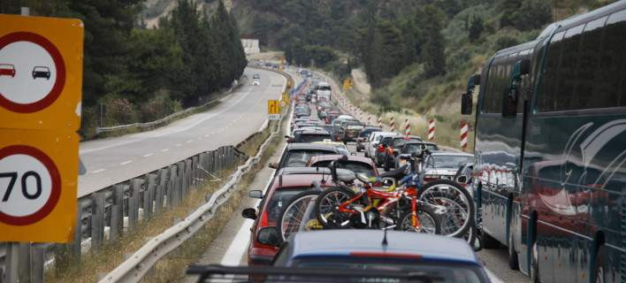 Κυκλοφοριακό χάος στις εξόδους της Αθήνας -Φεύγουν οι πρώτοι εκδρομείς